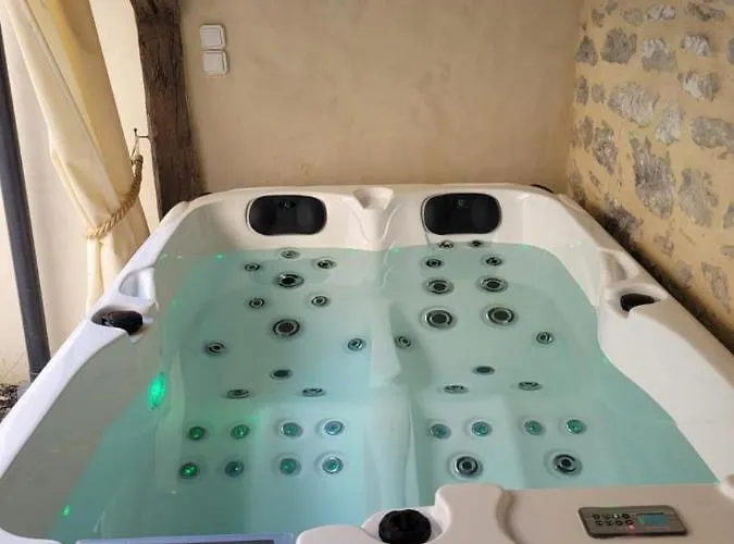 Lieu Unique Coeur De Avec Terrasse Et Jacuzzi 아파트 카오르