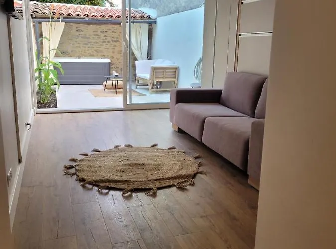 Lieu Unique Coeur De Avec Terrasse Et Jacuzzi 아파트 카오르